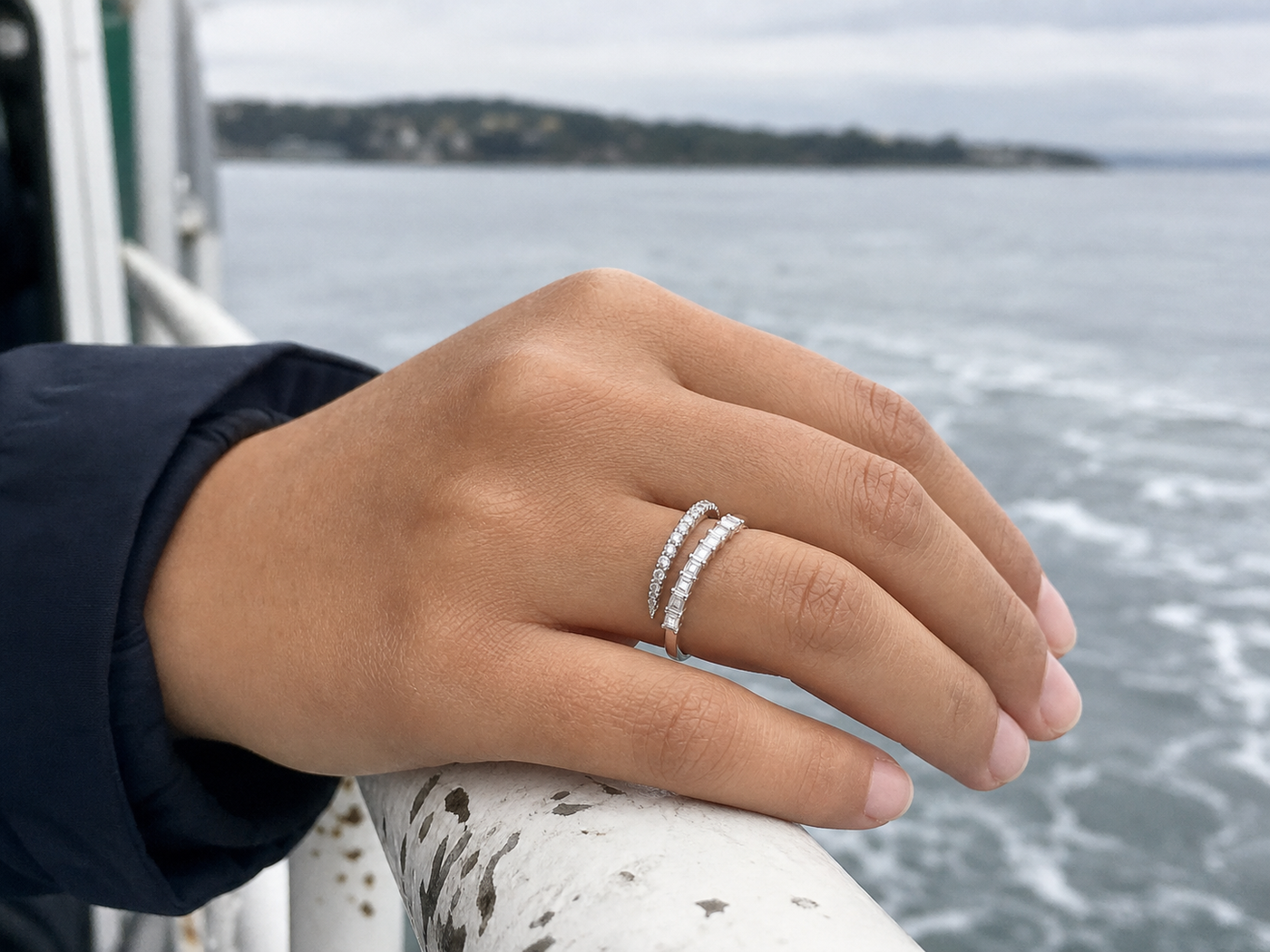 Traveller wearing the Ring Idea silver geometric open ring on a ferry crossing