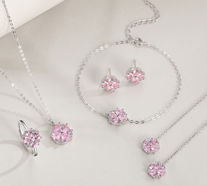 Small Fresh Zircon Four-Leaf Clover Necklace – Jewelry Gift Ideas — 1