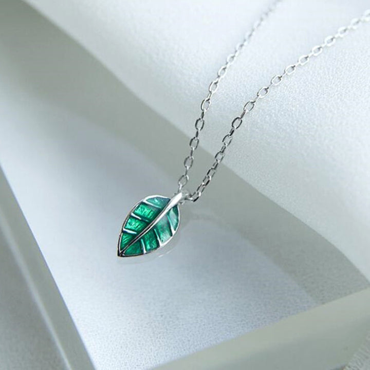 Small Epoxy Green Leaf Clavicle Necklace – Jewelry Gift Ideas — 1