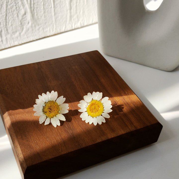 Epoxy Daisy Real Flower Dried Flower Earrings – Stylish Gifts — 1