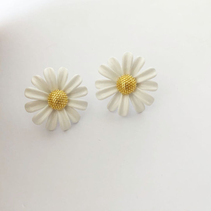 White Flower Bee Gold-plated Earrings – Everyday Gifts — 2