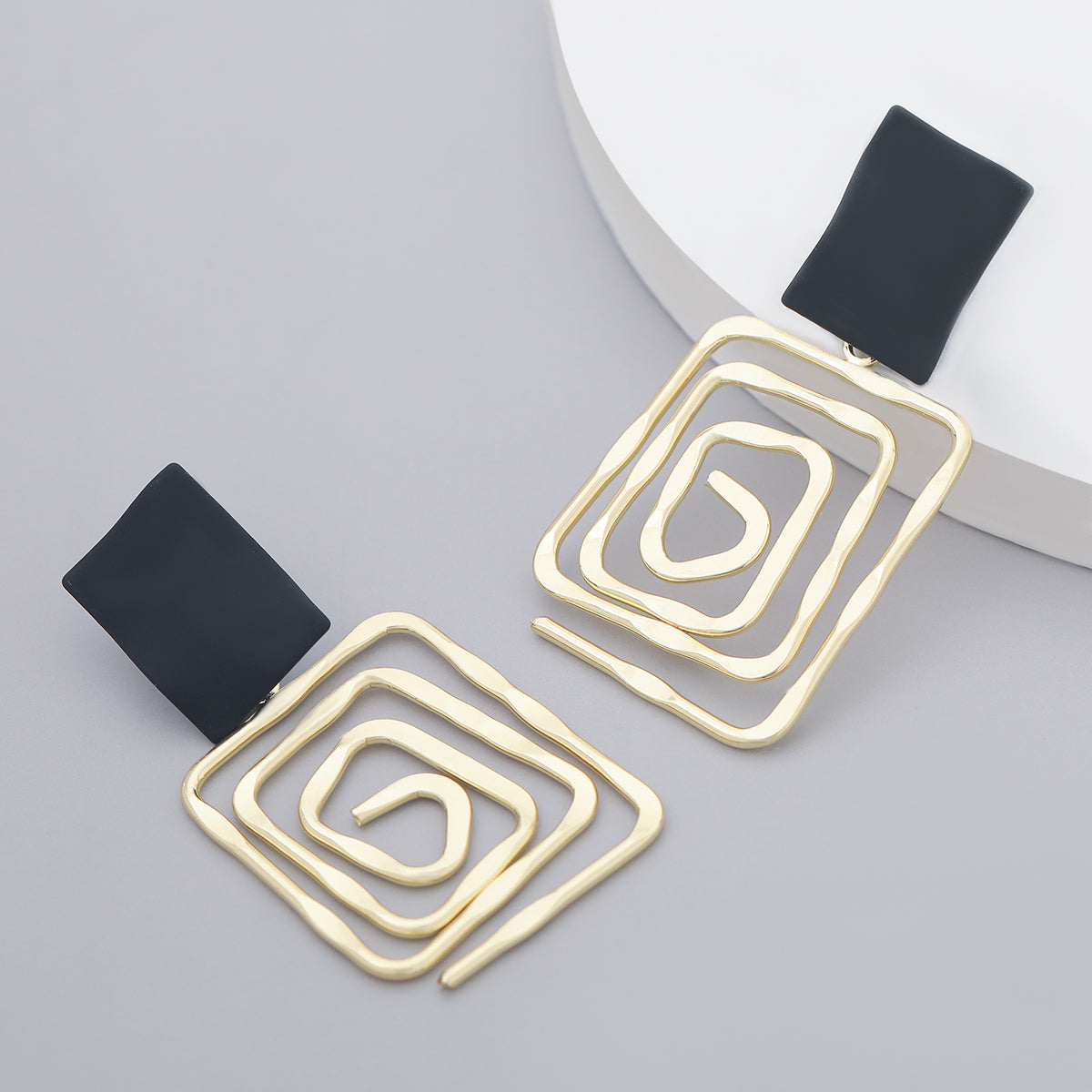 Women's Fashion Geometry Alloy Earrings – Stylish Gifts — 1