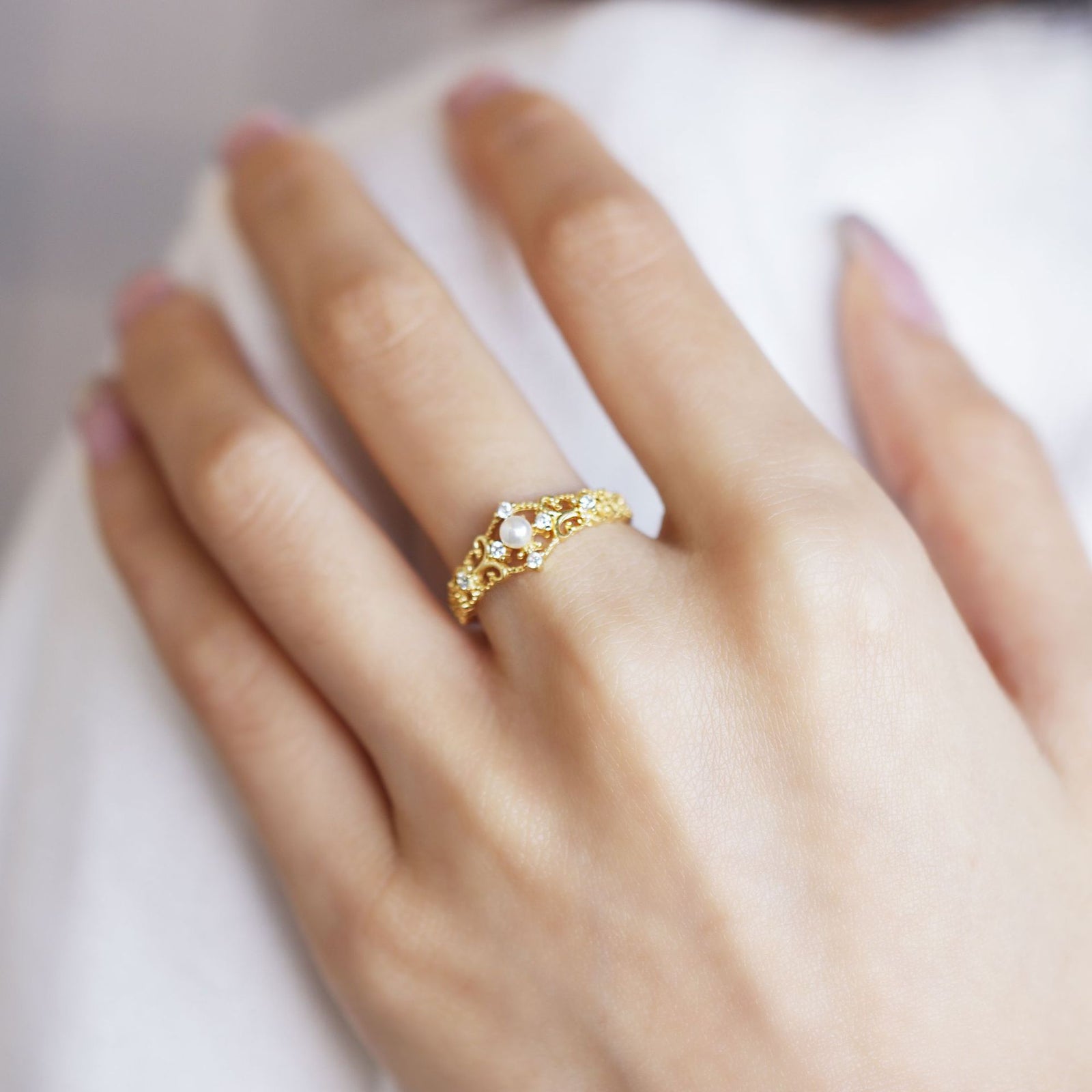 Women's Gold-plated Antique Hollow Ring – Gifts for Her — 1
