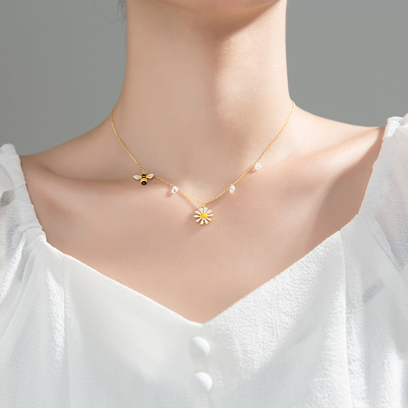 Small White Chrysanthemum Sun Flower Clavicle Chain – Everyday Gifts — 1