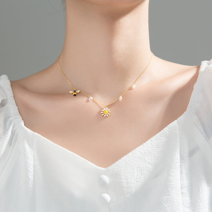 Small White Chrysanthemum Sun Flower Clavicle Chain – Everyday Gifts — 1