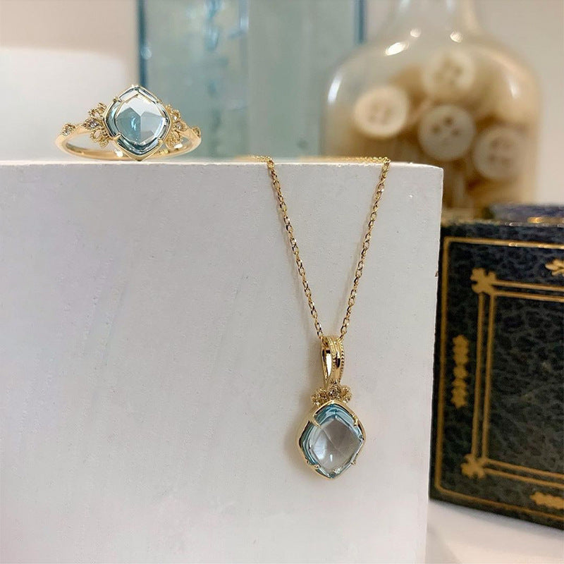Vintage Minimalist Corolla Blue Topaz Pendant – Jewelry Gift Ideas — 1