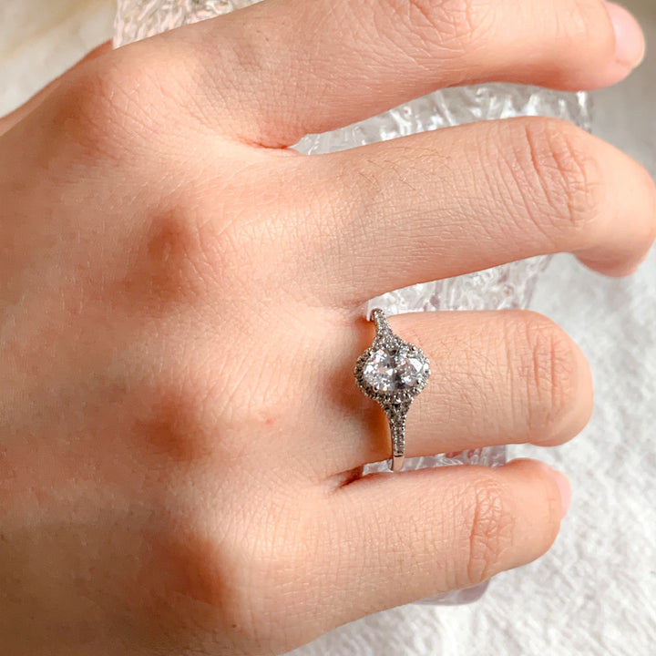 Elegant Goose Egg Oval Zircon Diamond Ring – Meaningful Gifts — 1