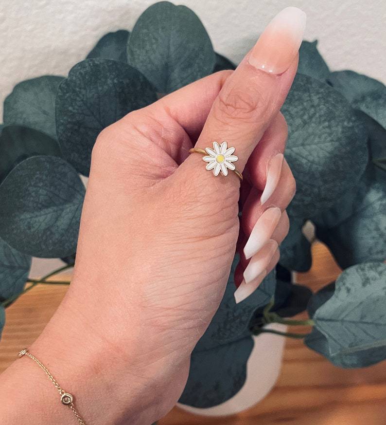 The Small Daisy Simple And Versatile Rotating Ring – Stylish Gifts — 1