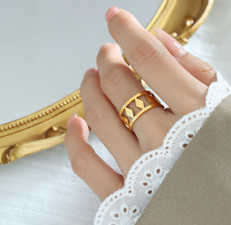 Caelum Golden Ring – Thoughtful Gifts — 1