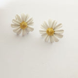 White Flower Bee Gold-plated Earrings – Everyday Gifts — 4