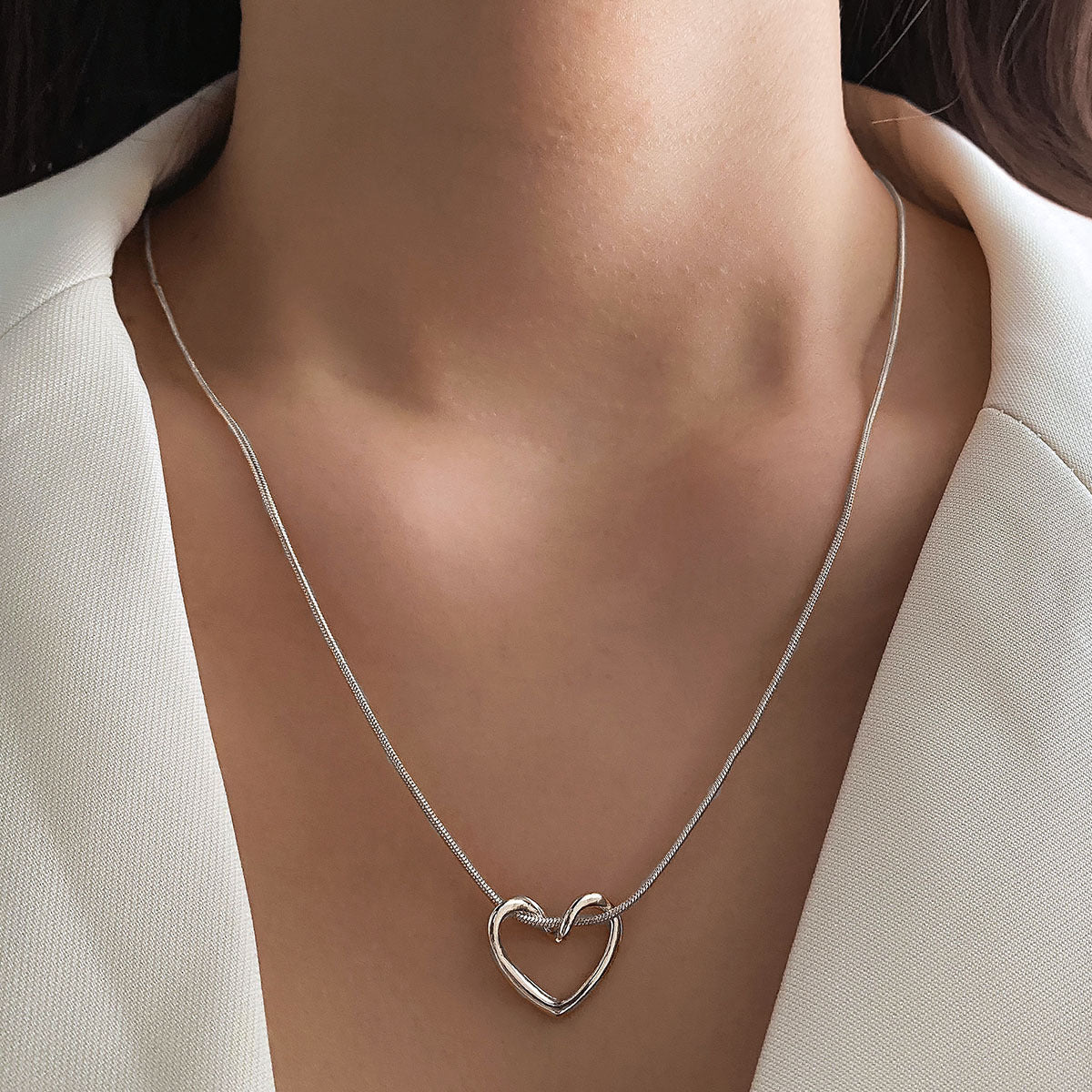 Niche Hollow Heart Necklace For Women – Jewelry Gift Ideas — 1
