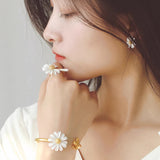 White Flower Bee Gold-plated Earrings – Everyday Gifts — 1