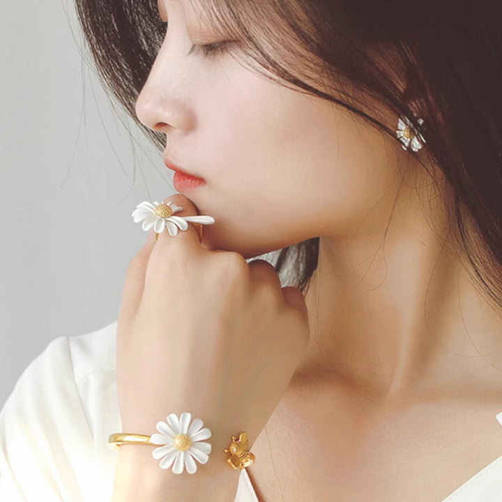 White Flower Bee Gold-plated Earrings – Everyday Gifts — 1