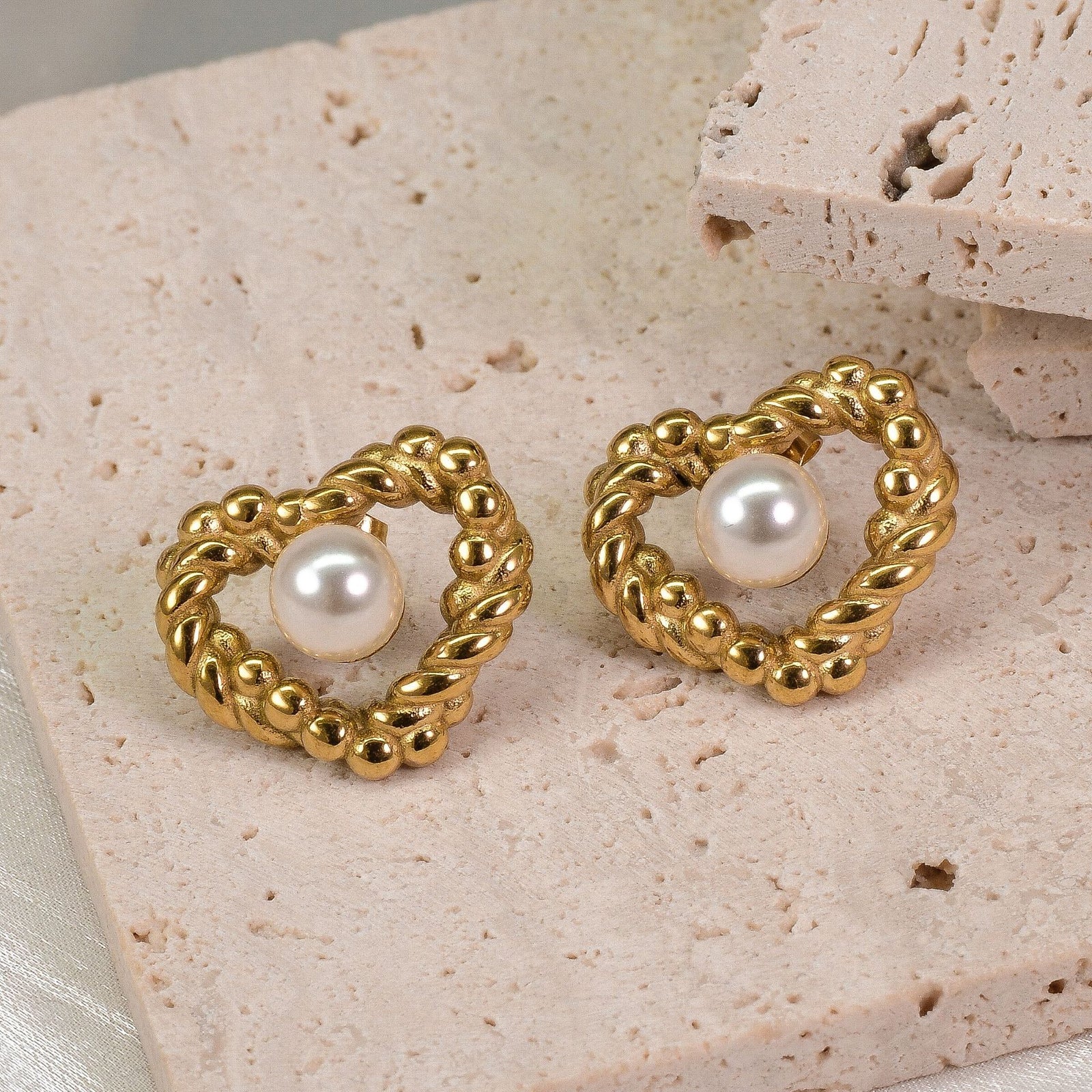18K Fashion Retro Twist Pearl Heart-shaped Ear Studs – Stylish Gifts — 1