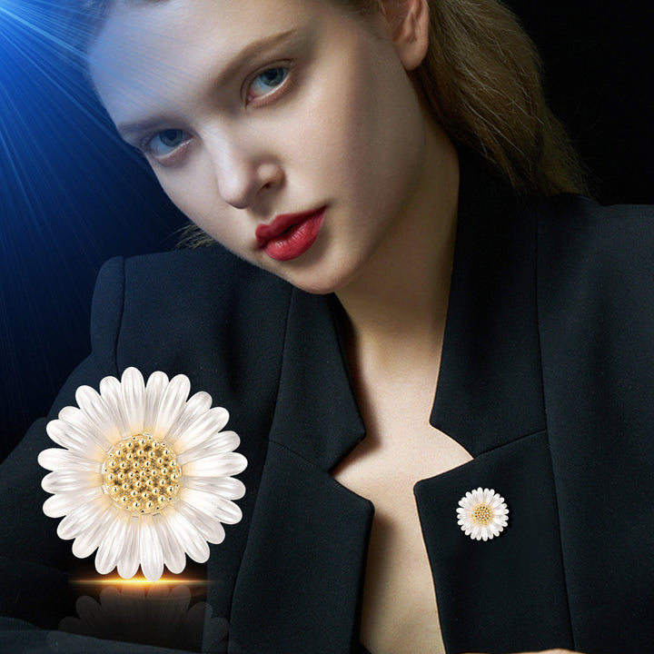Simple Small Daisy Brooch Female Anti-lost Pin – Jewelry Gift Ideas — 1